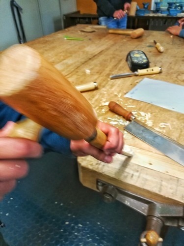 Ein Schüler arbeitet mit dem Holzhammer.