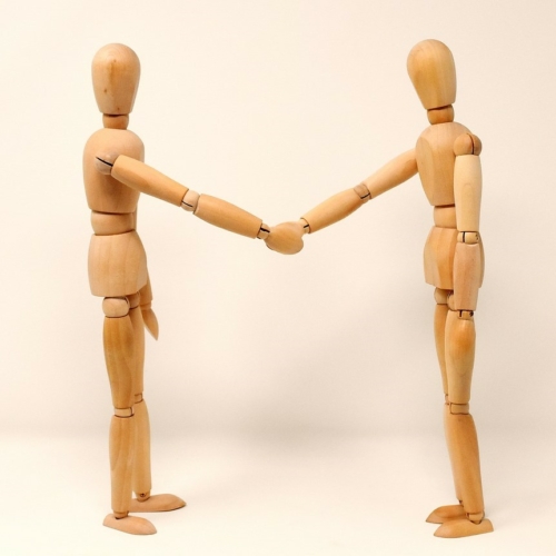 holding-hands-3139604_1280-1