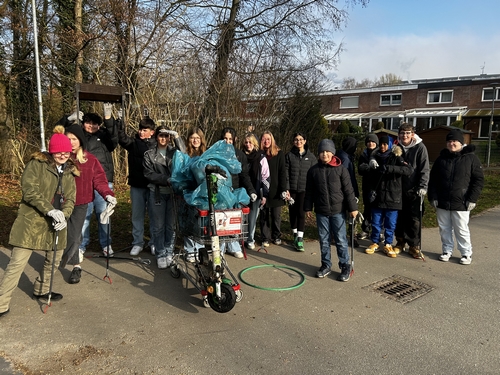 Die Klasse 8b mit einem geborgenem E-Roller.